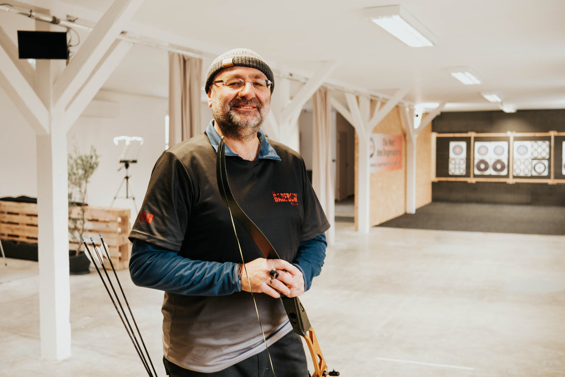 Ein Blick hinter die Kulissen: Besuch bei Jürgen in seiner hochmodernen Bogensporthalle